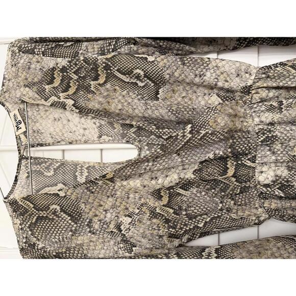 Show Me Your Mumu gray snakeskin print romper size Small - Picture 4 of 8